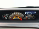 とっても見やすいメーターです。夜間時はラグジュアリーな気分にさせてくれる照明が魅力ですので、夜のドライブも楽しみになりますよ♪