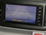 【バックカメラ】駐車時に後方がリアルタイム映像で確認できます。大型商業施設や立体駐車場での駐車時や、夜間のバック時に大活躍!運転スキルに関わらず、今や必須となった装備のひとつです!