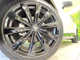 【純正21インチアルミホイール】外観にマッチした純正アルミホイールを装着しております。各種社外アルミホイールや、スタッドレスタイヤも取扱いしております。是非ご相談ください♪