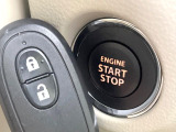 【キーレススタートシステム】カバンやポケットに入れたままでもドアの施錠・解錠が可能なスマートキーを装備。エンジンのオン・オフ時もカギを取り出す必要が無いからとっても便利です♪