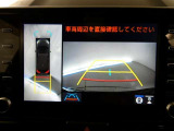 【全周囲モニター】車を上空から見下ろしたような映像をカーナビ画面に映し出し、車庫入れや縦列駐車をサポートしてくれます。