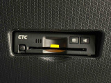 ETCカードを挿入することで高速道路を利用する際の支払いがキャッシュレスになったり、ETCスマートインターチェンジが利用できたり、とても便利なアイテムです!保証は修理保証のみとなります。