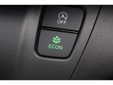 エンジンやエアコンといったクルマ全体の動きを燃費優先で自動制御するECONモード。空調など快適性を優先したいときはスイッチを押してOFFにできます。