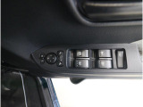 運転席には、ドアミラーの開閉および角度調整、集中ドアロック機能、さらには全ウィンドーの開閉操作を可能にするスイッチが一つに集約。運転中でもスムーズかつ効率的に操作でき、安全性と快適性に役立っています
