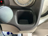 運転席、助手席の間にドリンクホルダ-が付いています!