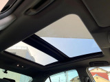 【パノラマムーンルーフ】開放感たっぷりの希少装備、ムーンルーフが装着されています!車内に明かりを取り入れたり景色を楽しむ以外にも、車内の空気も簡単に換気できて快適です!