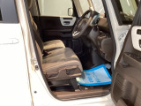 【ベンチシート】運転席と助手席の移動もスムーズ!狭い駐車場での乗り降りや、お子様の乗り降りにも便利です。座席の間にコンソールボックスやドリンクホルダーがないため、車内空間が広く感じます。