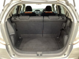 ラゲッジも広く使いやすいトランクは、開口部も広く荷物の積み下ろしもしやすいお車となっております。リアシートの背もたれは6:4の割合で分割して可倒できるので、長いお荷物などを載せることもできます。