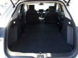 リア席を倒せば広々とした空間の出来上がり!荷物が沢山載せられます!