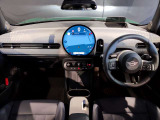MINIの内装はとにかく『円』に拘ったデザインコンセプトが一目で伝わってきます。これほど円形に拘った車は他に御座いません。伝統のデザイン、トグルスイッチなど遊び心のある内装で御座います。