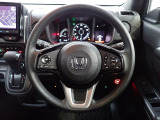 ハンドル左側にはオーディオ操作が出来るオーディオリモートコントロールスイッチ、右側にはHonda SENSINGとオートクルーズコントロールのスイッチを装備!