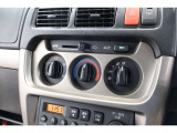マニュアルエアコンのお車です!直感的な操作で車内の温度を調節することができます!