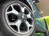 【純正アルミホイール】外観にマッチした純正アルミホイールを装着しております。各種社外アルミホイールや、スタッドレスタイヤも取扱いしております。是非ご相談ください♪