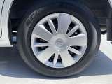 エクステリアに合ったデザインのホイールカバーが足元に装着されております。