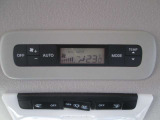 リヤ側にもオートエアコンを装備しております。車内の温度調整をより行い易くなっております。