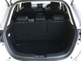 【広々トランクルーム】車体に対してスペースは広めに作ってあります。また、背もたれを倒すとより多くの荷物を乗せることができます。