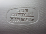 サイドカーテンエアバックシステムは、側面衝突時に大人から子供までさまざまな体格の乗員の頭部や頚部を広範囲で保護。特にセンターピラーへの頭部衝突を防ぐ展開性能を実現しています。