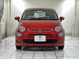 【FIAT500】丸みを持たせたボディと大小4灯の丸目ランプ、小動物の鼻先を模したように前へせり出したフロントマスクが造り出す、何とも愛らしいルックス。世界中で最もキュートなクルマとして不動の人気を誇ります。
