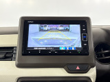 ■バックモニター搭載! バック時目視しにくいクルマの周囲をカメラで映し出し、安全・安心駐車をサポートします。バックの苦手な方も後ろがハッキリ見えるので安心です