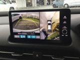 マルチビューカメラが周囲をしっかり映してくれるから、駐車が苦手でも安心。見えにくい場所もひと目でわかり、落ち着いて操作できます。