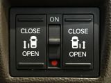 【両側パワースライドドア】両側がパワースライドドアになっており、運転席のスイッチやスマートキーでも開閉が可能です!開口部も広いので乗り降りも楽々♪