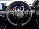 ハンドル左側にはオーディオ操作が出来るオーディオリモートコントロールスイッチ、右側にはHonda SENSINGとオートクルーズコントロールのスイッチを装備!