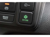 エンジンやエアコンといったクルマ全体の動きを燃費優先で自動制御するECONモード。空調など快適性を優先したいときはスイッチを押してOFFにできます。