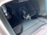 後部座席下には車載工具を収納。