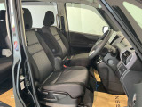 運転席はほどよくホールド感のある形状をしておりますので、運転がしやすいです。