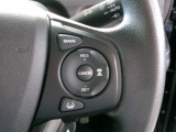 ハンドル右側にはクルーズコントロールのスイッチが装備され運転中の操作も安心して行えます!