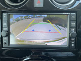 ギアを『R』に入れるとナビ画面に、後方の映像を表示してくれるので、駐車をサポートしてくれます。