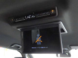 後席モニター装備:セカンドシート・サードシートにご乗車の方は、ドライブ中も天井部についているモニターでTV等をお楽しみ下さい♪♪使用しない時は、画面を天井部分に格納できます!