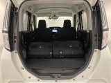 後席シートを前に倒すと十分なスペースを確保できます。分割式なので後席の片方に乗車しながら尺の長い荷物も積み込めます。