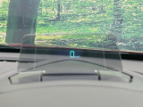 【ヘッドアップディスプレイ】現在の速度や走行情報をデジタル表示で運転席前方のガラスに投影!運転中、目線をずらさず必要な情報を確認できるのでとっても便利で安心!