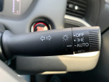 ■オートライト■車外の明るさに応じて、自動的にライトの点灯・消灯をしてくれます。トンネルが続くような道でも、いちいちライトスイッチを操作する必要がありません。消し忘れの心配もありません。
