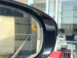【ブラインドスポットモニター】走行中、ドアミラーの死角になりやすい箇所に後続車が接近するとサイドミラーのレンズに警告を表示!ドライバーに注意喚起をしてくれます。