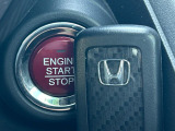 【Hondaスマートキー】カバンやポケットに入れたままでもドアの施錠・解錠が可能なスマートキーを装備。エンジンのオン・オフ時もカギを取り出す必要が無いからとっても便利です♪