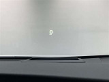 ヘッドアップディスプレイ(HUD)搭載。運転中、前方から視線を落外す必要がなく、安全に運転ができる機能です。