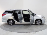 Honda独自のセンタータンクレイアウト、低床設計で床が低くドアも大きく開きますので、とても乗り降りがしやすくなっています。