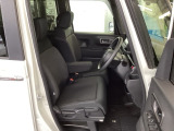 フロント広々、ベンチシートの運転席は、ハイトアジャスターが付いているので、快適にドライブができます。ハンドルはチルトステアリングで、ハンドル位置を上下に調節できます。