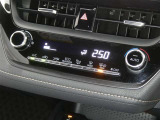 【オートエアコン】車内温度を感知して自動で温度調整をしてくれるのでいつでも快適な車内空間を創り上げます!どの席に座っても快適なドライブが楽しめます♪