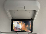 後席モニターがついています。走行中でもTV視聴やDVD鑑賞など後席の方は退屈しませんね