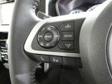 【ステアリングスイッチ】ステアリングから手を伸ばさなくても簡単にオーディオコントロールできますので、安全ですね。