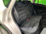 後部座席も気になるようなキズ・汚れやへたり等、大きなダメージはなく、良好な状態です。