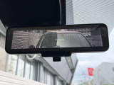 インテリジェントルームミラー☆後席に乗っている人や、大きな荷物を載せていると見にくくなりがちな後方視界。。こちらは車両後方のカメラ映像をミラーに映すので、天候にも影響されないクリアな後方視界を実現☆
