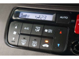 フルオートエアコンが装備されています!お好みの温度設定をするだけでエアコンの風量やモードの切り替えを自動でコントロールしてくれます!ユーザーの操作が少なく燃費走行にもつながります!