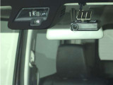 ドライブレコーダー装備:車の走行中の主に外観を中心に記録する撮影機材です!交通事故発生時の責任の所在を明確にしたり、観光等を記録するのにも役立ちます!