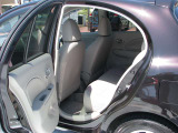 後席もきれいにクリーニングされています。足元のスペースもこれだけ広ければ一緒に乗っている人もゆったりお乗りいただけそうです。