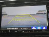 【リアカメラ】リバースに入れるだけで後方の映像が映ります。安全確認や、狭い駐車場での車庫入れ、雨の日や夜間など視界の悪い時に便利です。安全にバックする為には欠かせない装備です。