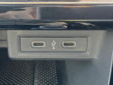運転席中心部にタイプCのUSBソケットを2つ装備。スマートフォンの充電やApp Connectの通信が手軽に行えます。さらにワイヤレスチャージング機能も備えています。